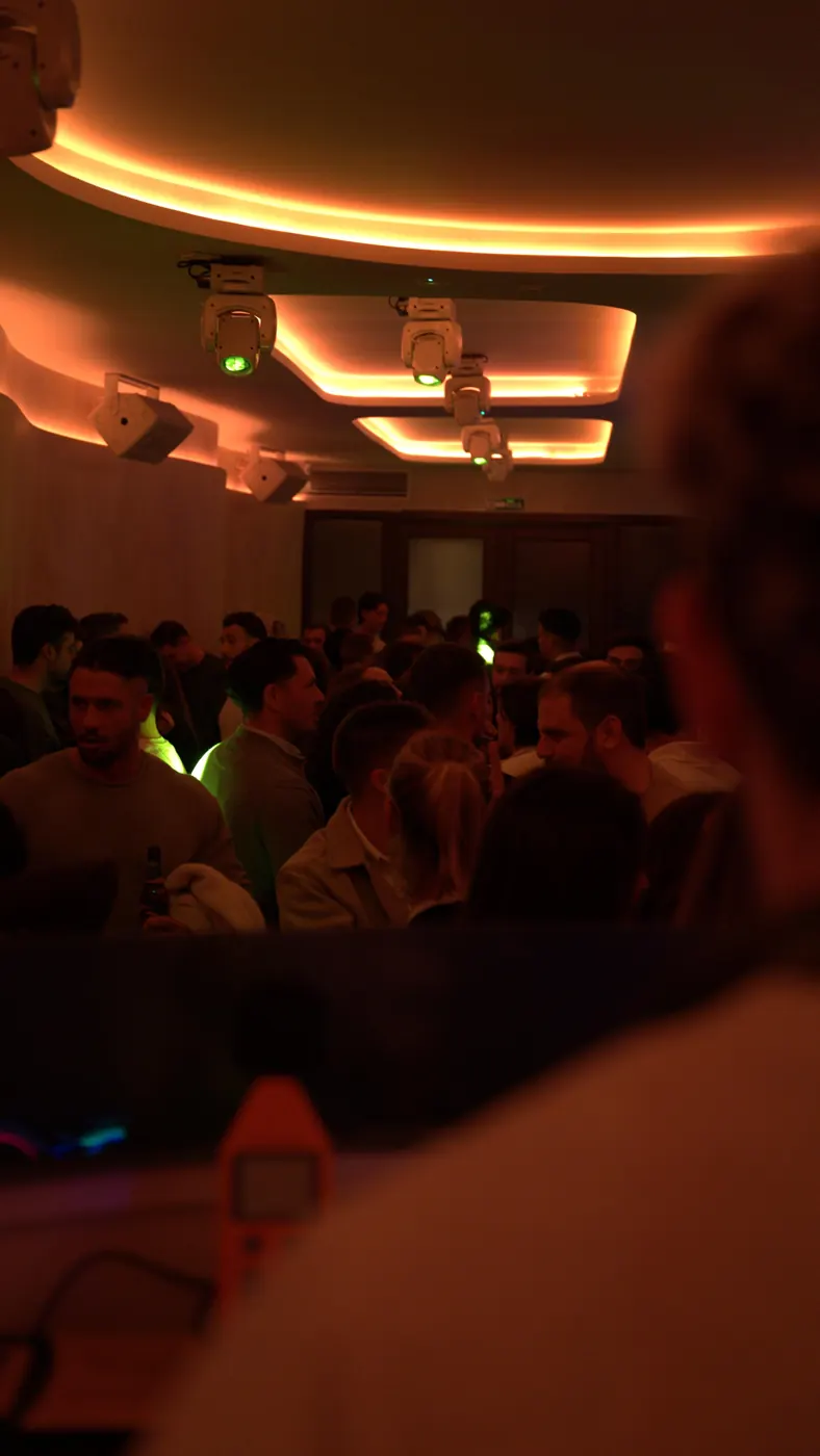 Sala llena bajo los techos curvos iluminados