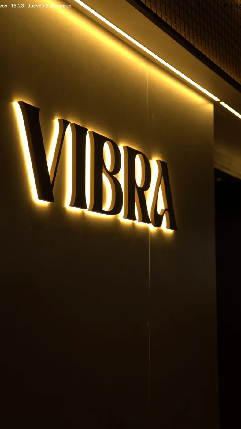 Rótulo de Vibra retroiluminado en la fachada
