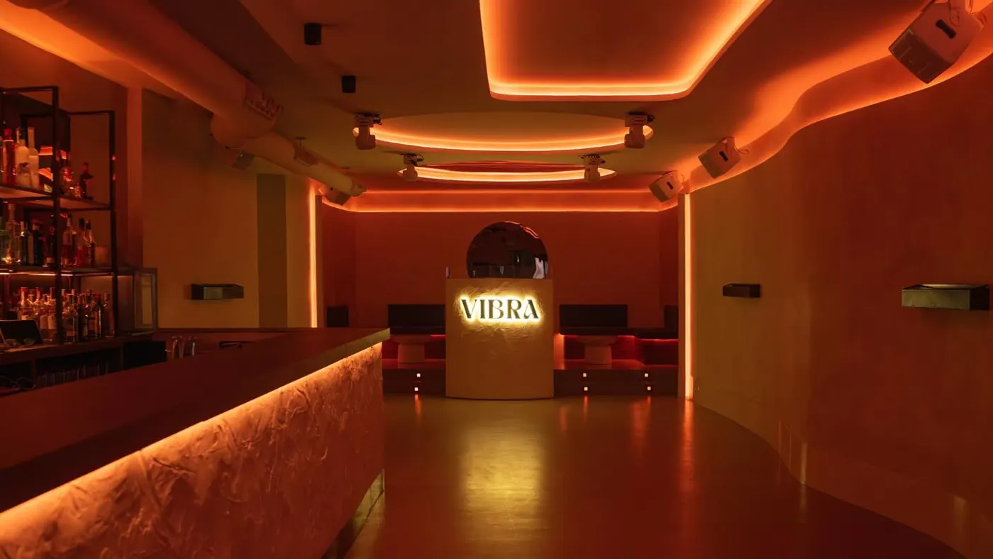 Sala de Vibra con la barra y las curvas de luz del techo