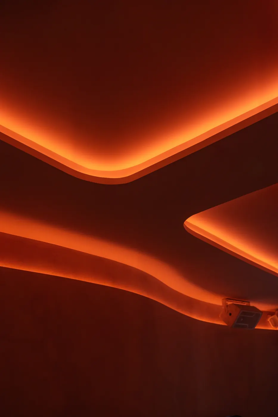 Curvas de luz naranja en el techo de Vibra