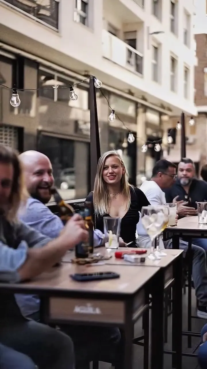 Terraza de Vibra con gente tomando algo por la tarde
